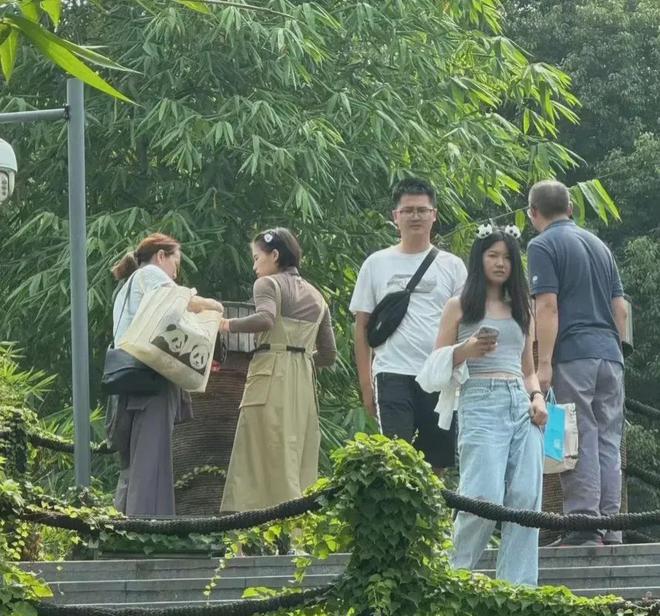 节对比照片。照片中全红婵短袖亲自烤火腿吃米乐体育app网站全红婵Vs陈芋汐中秋佳(图1)